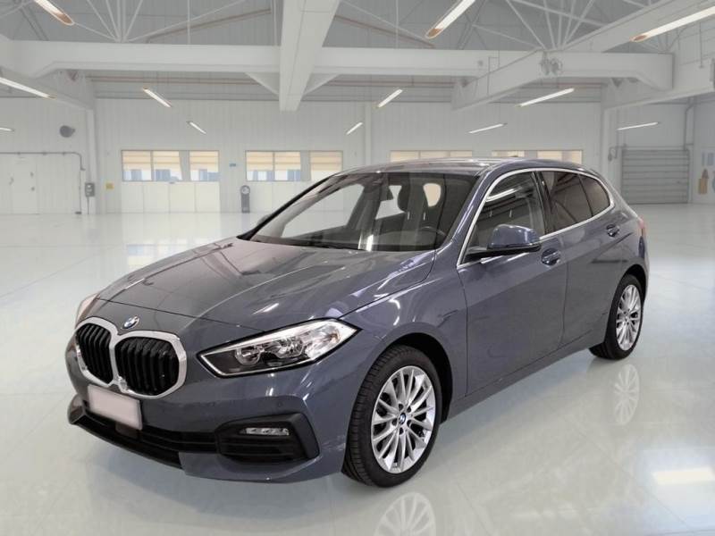 Серый BMW 116d Business Advantage 2022 года