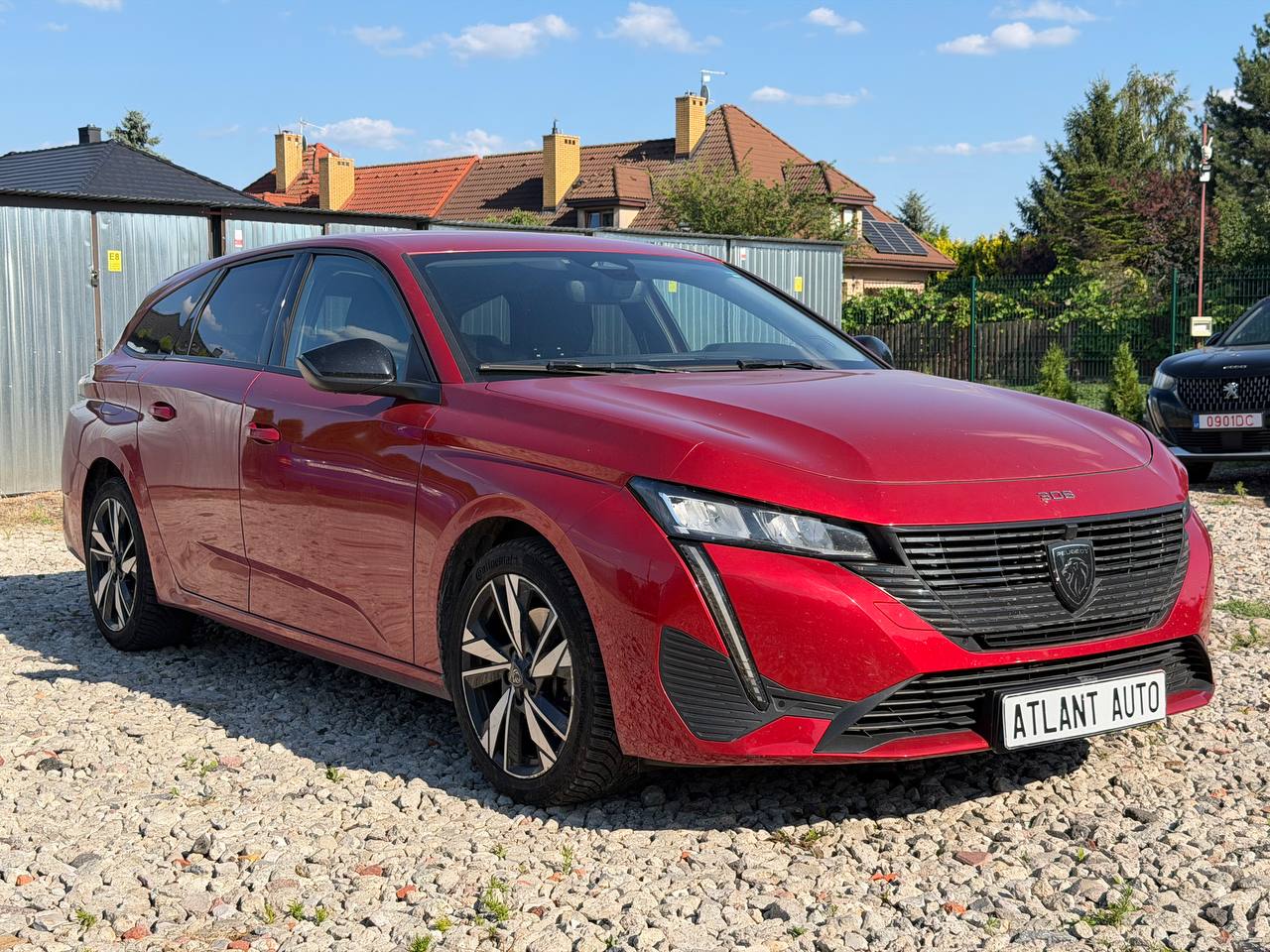 Красный Peugeot 308 SW на площадке CarPlaza в Польше