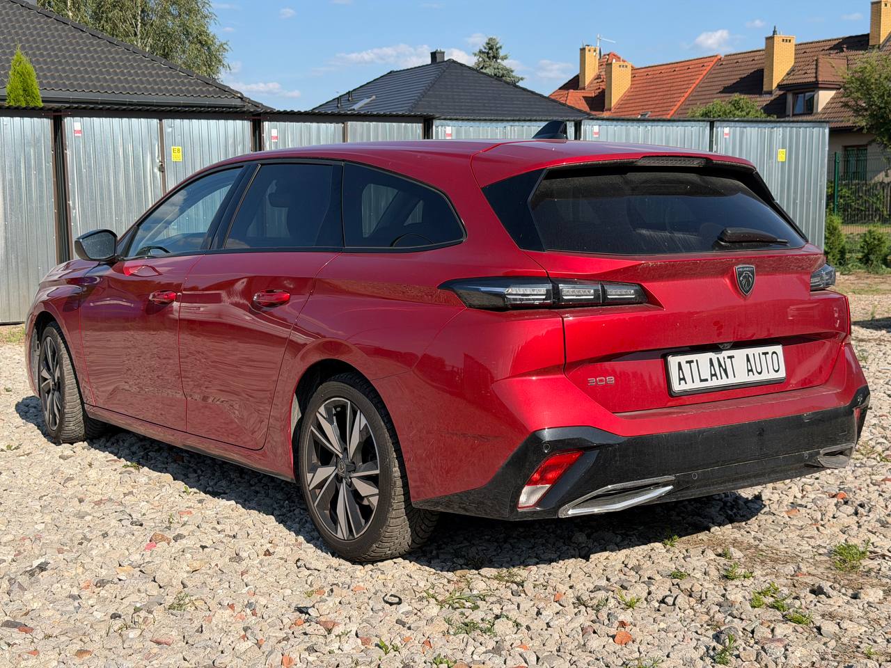 Красный Peugeot 308 SW вид сбоку