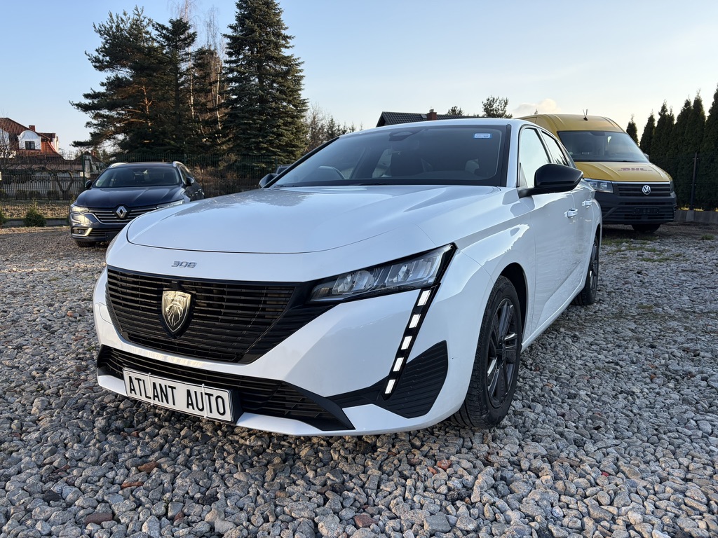 Белый Peugeot 308 SW на площадке в Польше