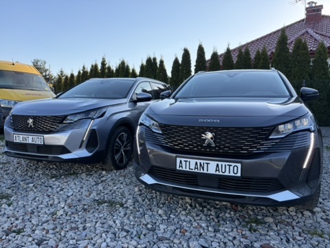 Два Peugeot 5008 на площадке в Польше