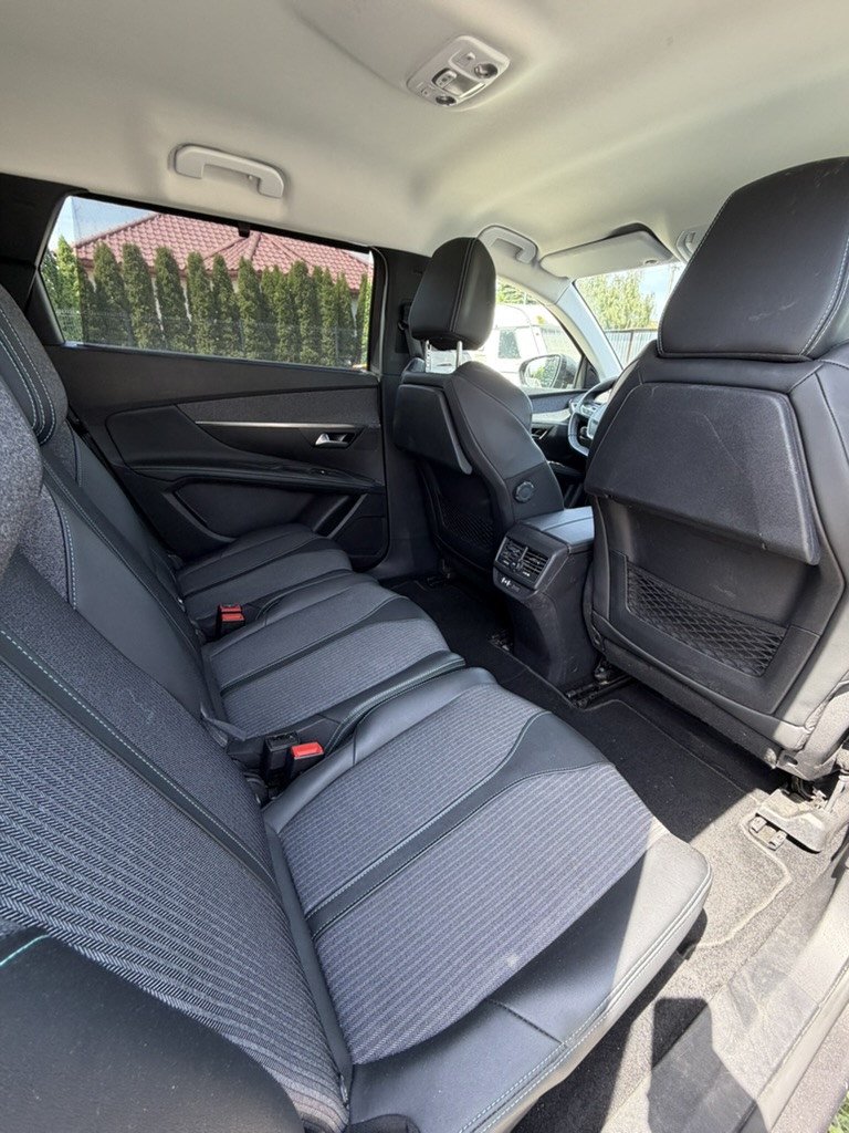 Второй ряд сидений Peugeot 5008