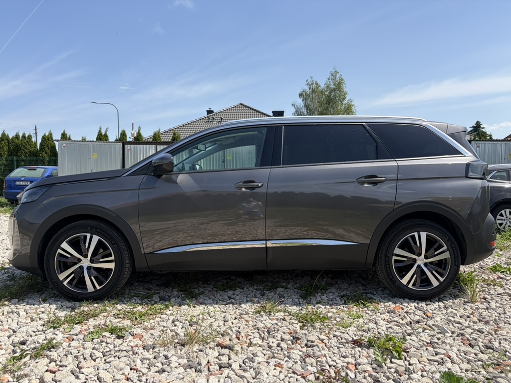 Peugeot 5008 вид сбоку