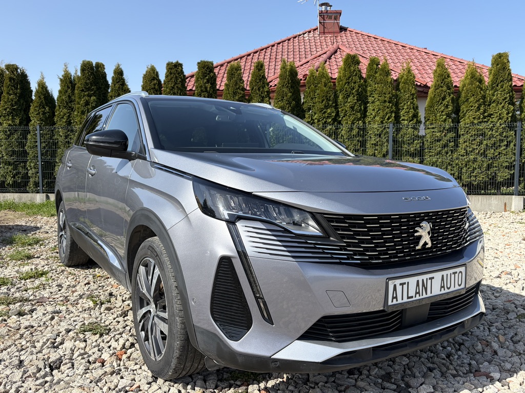 Peugeot 5008 на площадке в Польше